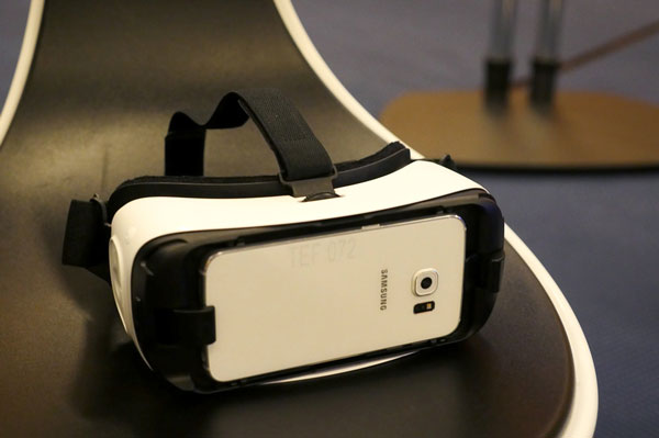 http://gadgetcenter.ir/blog/wp-content/uploads/2016/11/SamsungGarVR.jpg